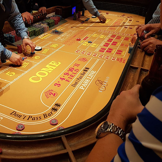 When applying a strategy for Craps, you will need to bet in the right way. The Pass Line and Come bets are considered the best bets possible. This is also often called 